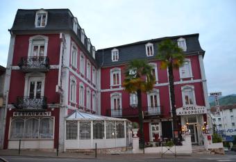 H  tel Acropolis allows 18 year olds to book a room