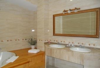 Hotel Do  a Aldonza has rooms with a private hot tub