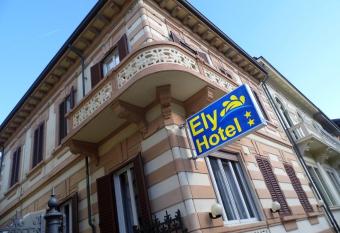 Hotel Ely has Balcony rooms