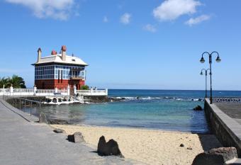 Apartamentos El Charcon has Balcony rooms