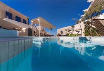 Lotza Studios has Balcony rooms