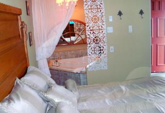 Motel Fleur de Lys has rooms with a private hot tub