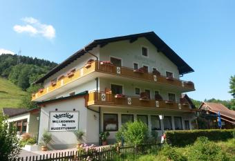 Hubertushof has Balcony rooms