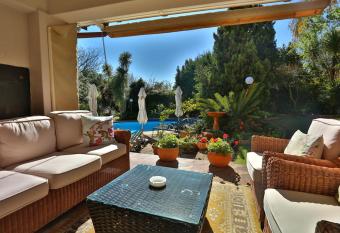 Hazelwood House has Balcony rooms