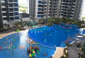 ATLANTIS RESIDENCE@FANN HOMESTAY has rooms with a private hot tub