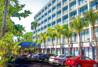 North Miami Beach Gardens Inn & Suites allows 18 year olds to book a room