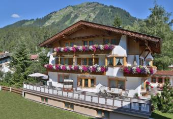 Landhaus Marion has Balcony rooms