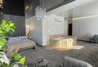 Hotel Bia  y Dom has rooms with a private hot tub