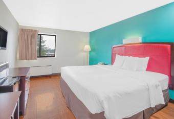 Skylight Inn Cleveland - Willoughby has rooms with a private hot tub