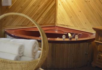 Knights Inn Colonial Fireside Inn has rooms with a private hot tub