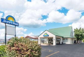 Days Inn by Wyndham Elizabethtown has Smoking rooms
