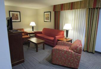 Ramada By Wyndham Platte City Kci Airport has rooms with a private hot tub