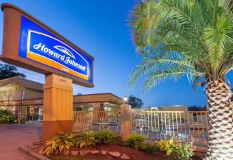 Howard Johnson by Wyndham Historic Lake Charles has Smoking rooms