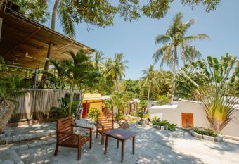 The Vibe House - Chillout Hostel has Balcony rooms