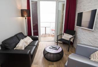 Privil  ge H  tel & Apparts Eurociel Centre Com  die allows 18 year olds to book a room