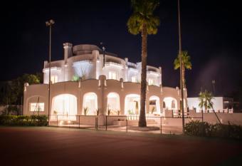 valentino luxury room allows 18 year olds to book a room