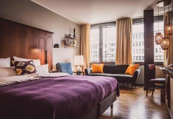 Henri Hotel D  sseldorf Downtown allows 18 year olds to book a room