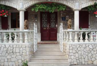 Apartments and Rooms Deskovic has Balcony rooms