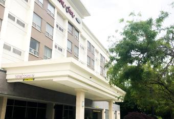 Hampton Inn by Hilton Vancouver-Airport/Richmond allows 18 year olds to book a room