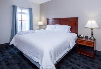 Hampton Inn ATL-Lawrenceville-I-85-Sugarloaf has rooms with a private hot tub