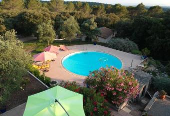 Le Petit Coin de Paradis allows 18 year olds to book a room