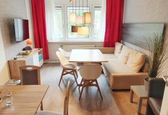 Komfort Ferienwohnungen Zwenkauer See allows 18 year olds to book a room