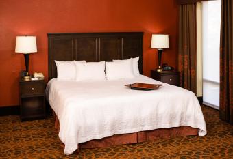 Hampton Inn Columbia has rooms with a private hot tub