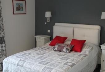 Superbe chambre de charme avec acc  s privatif allows 18 year olds to book a room