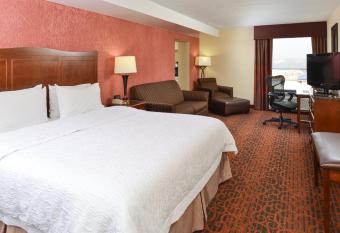 Hampton Inn College Park has rooms with a private hot tub