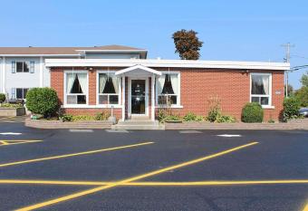 Super 8 by Wyndham Pembroke allows 18 year olds to book a room