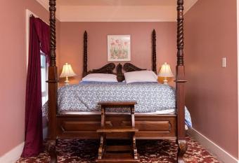 Union Hotel has rooms with a private hot tub