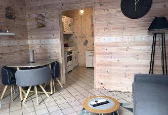 La ca  que maison a 100 m de la plage et des falaises allows 18 year olds to book a room