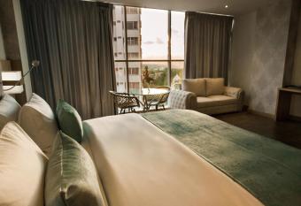 Hotel Roseliere Bucaramanga has rooms with a private hot tub