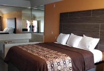 Regency Inn and Suites Galena Park has rooms with a private hot tub