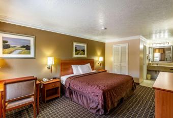 Motel 6 Alvin. Tx allows 18 year olds to book a room