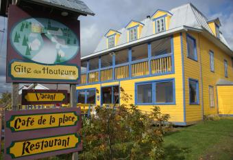 G  te des Hauteurs et Caf   de la place has Balcony rooms