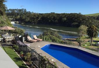 Waterfalls Estate - Falls Motel & Waterfront Campground allows 18 year olds to book a room