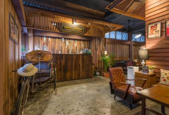 Suneta Hostel Khaosan allows 18 year olds to book a room