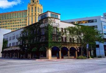 Hotel St. Michel allows 18 year olds to book a room