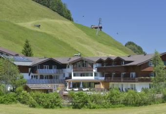 Naturhotel L  rchenhof allows 18 year olds to book a room