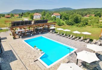 16 Lakes Guesthouse allows 18 year olds to book a room