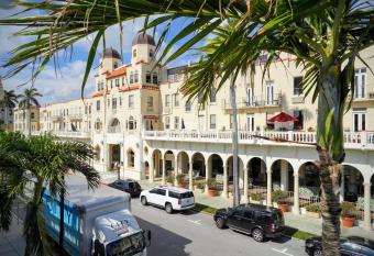 Palm Beach Hotel Petite Retreat 2 blocks to beach!! Historic Landmark allows 18 year olds to book a room