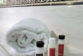 Days Inn by Wyndham Towson has rooms with a private hot tub