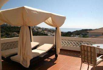 Villa Cerro allows 18 year olds to book a room