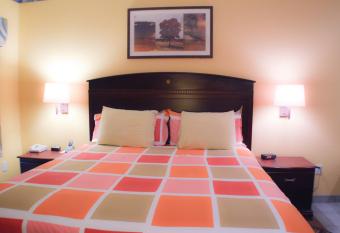 Magnolia Inn and Suites has rooms with a private hot tub