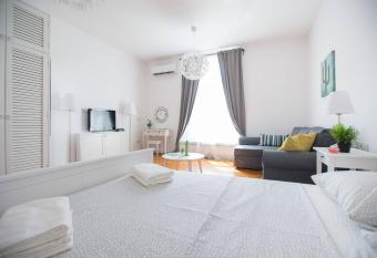 Oberiter Apartments - in the heart of Zagreb has Balcony rooms