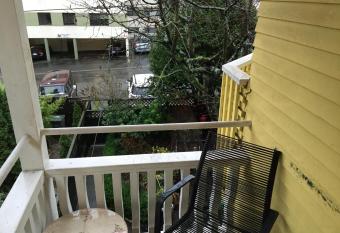 Barclay House Bed and Breakfast has rooms with a private hot tub