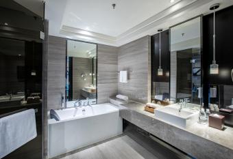 Renaissance Guiyang Hotel has rooms with a private hot tub