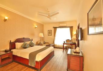 The Lindsay has Smoking rooms