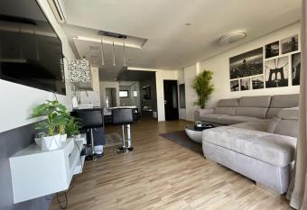 Lev Eilat Suites has rooms with a private hot tub